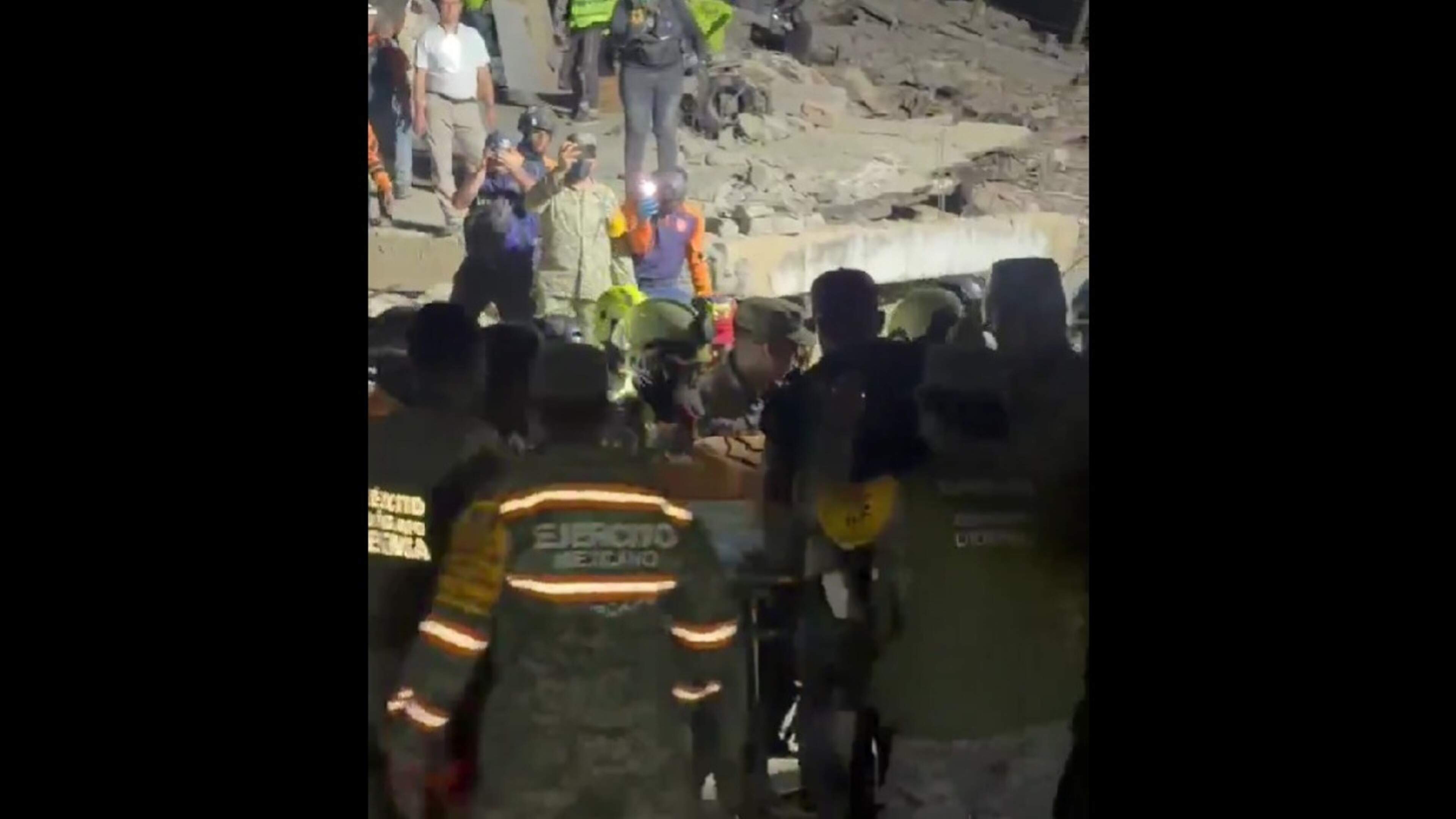 Jongen (11) vier dagen na aardbeving onder puin vandaan gehaald in Venezuela: nog 50.000 vermisten